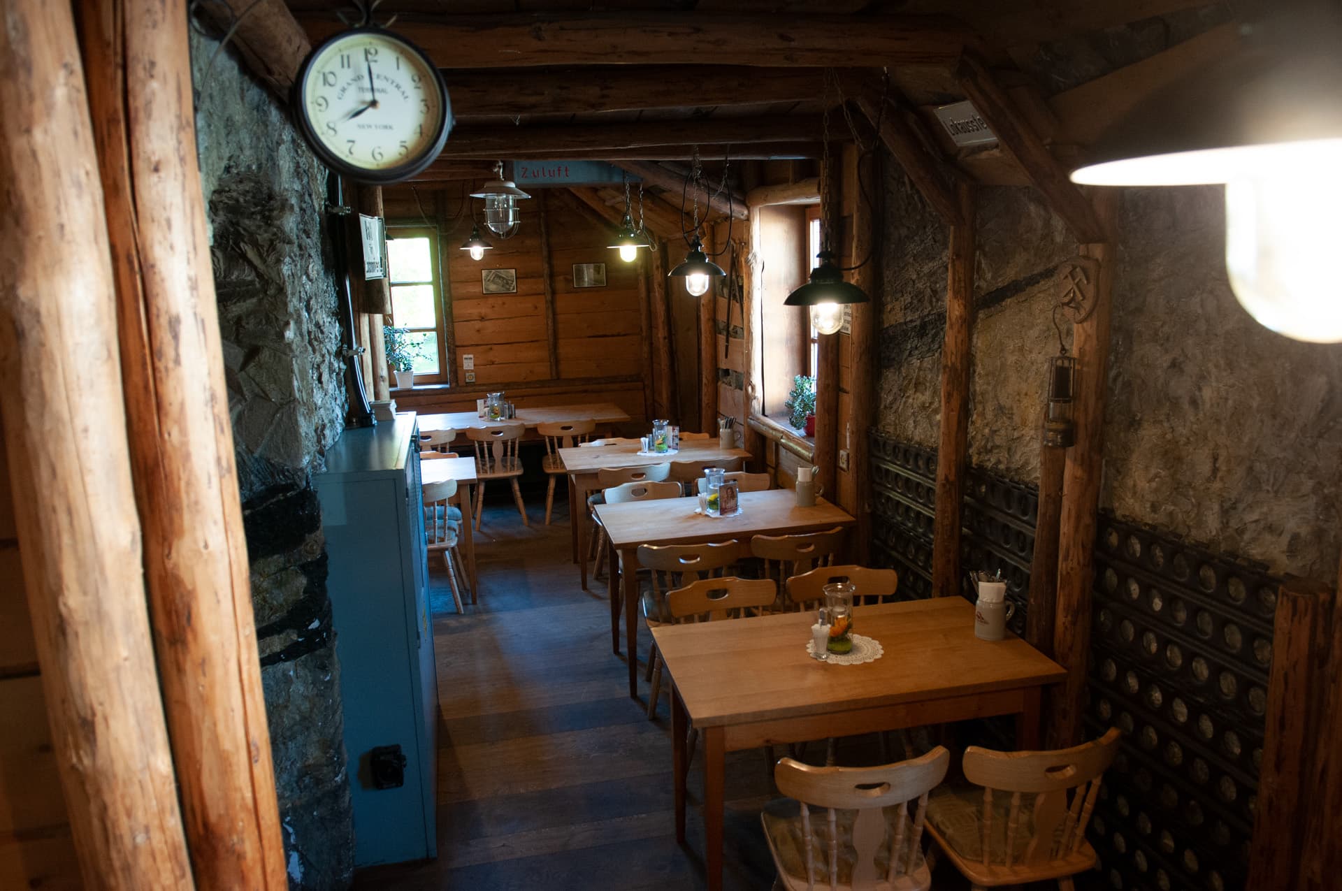 Stollenstüberl mit Holzstützen, Steinwand und Wanduhr