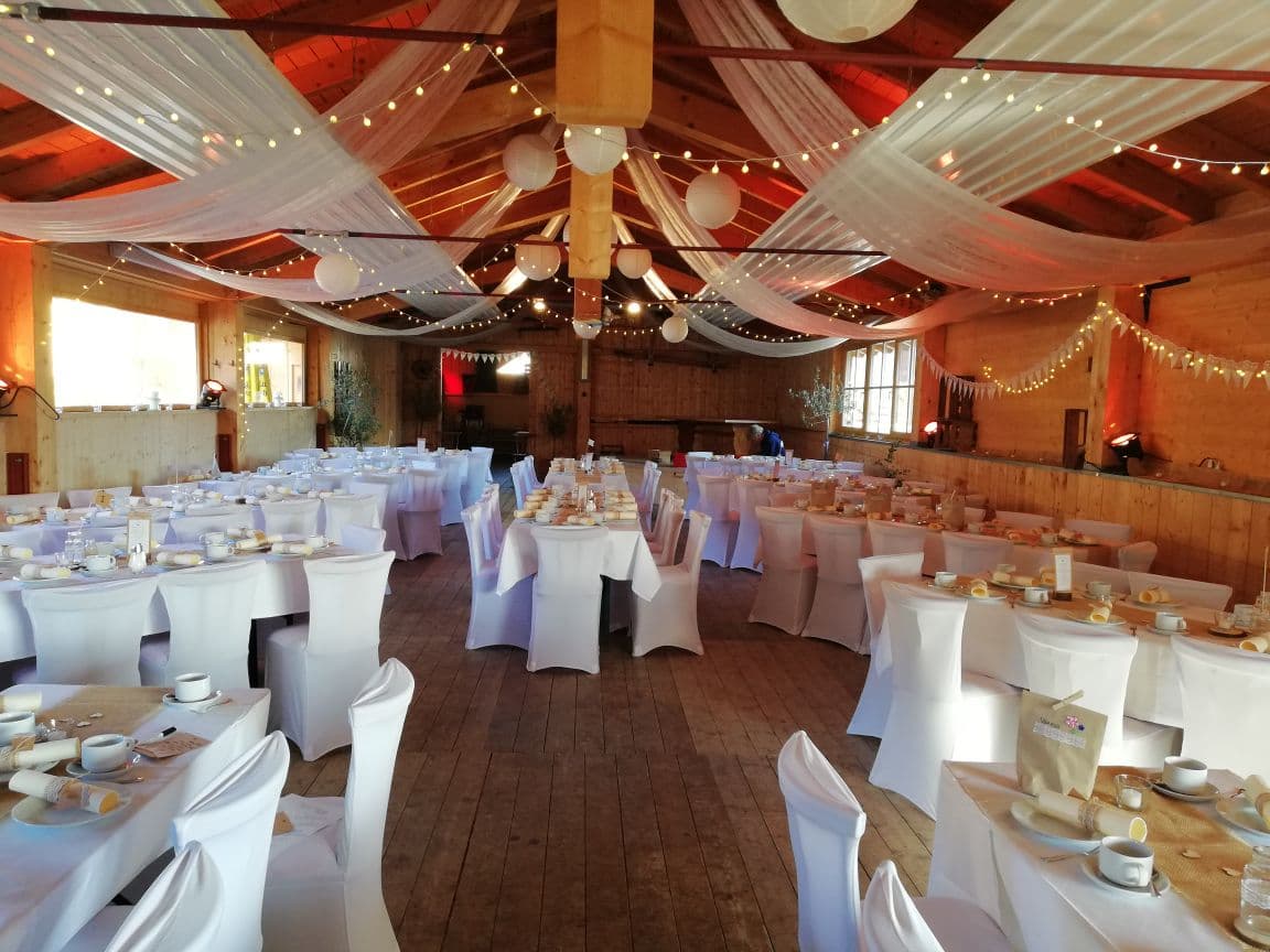 Eggerstadel mit Stoffbahnen und Lichterketten an der Decke für eine Hochzeit