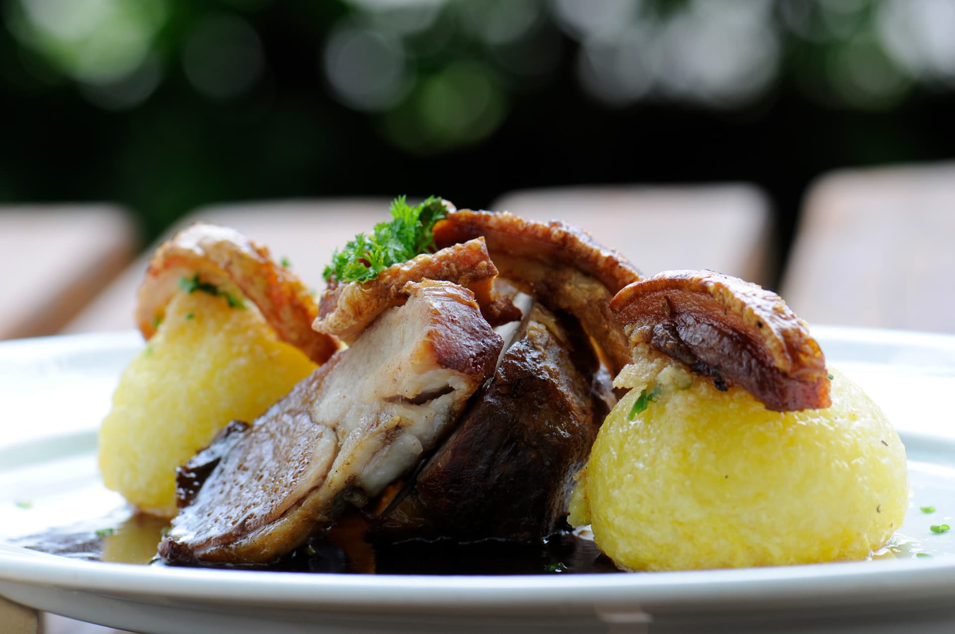 Schweinebraten mit Kartoffelknödel auf einem Teller