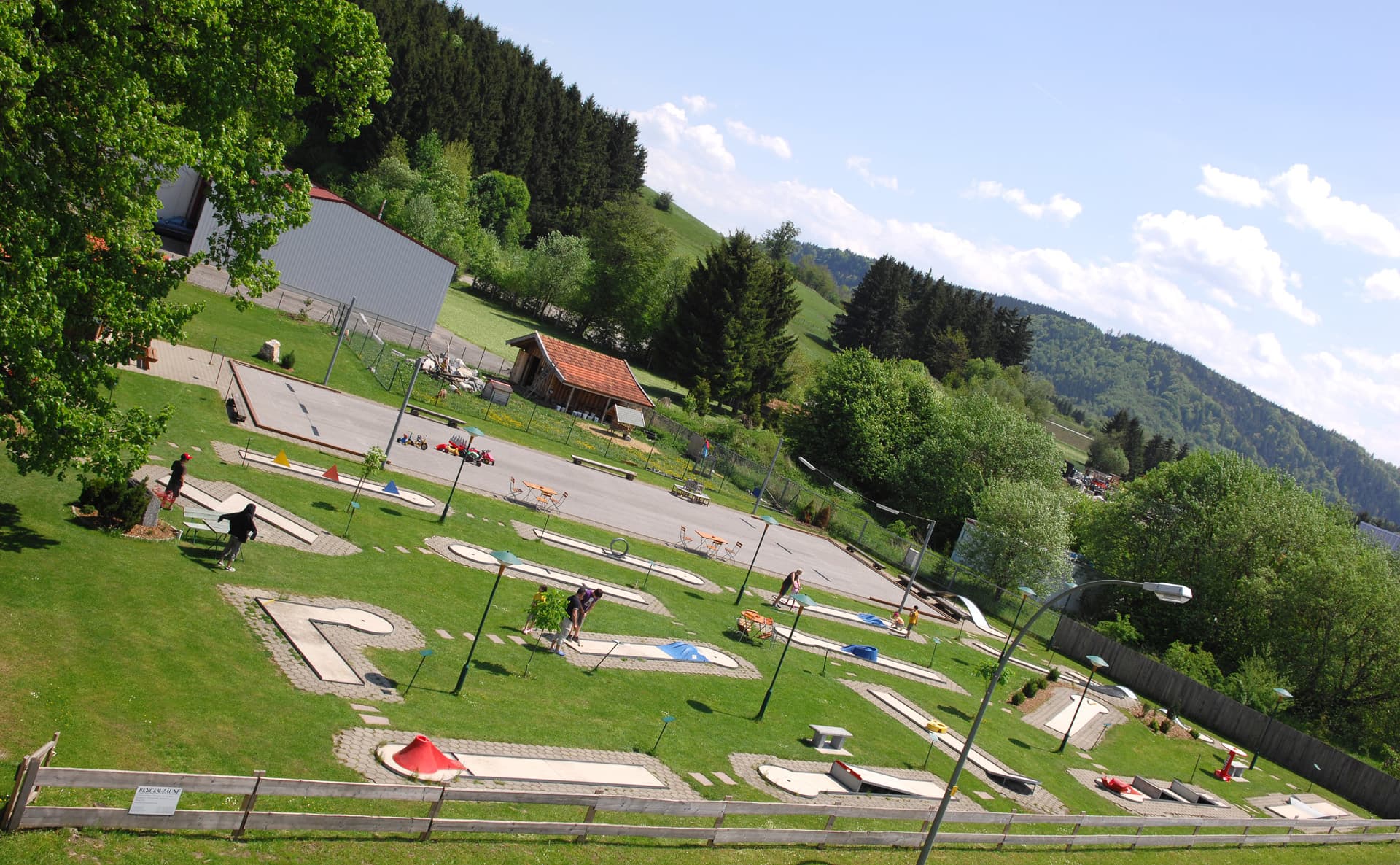 Die Minigolfanlage hinter dem Gasthof mit Blick auf die Berge